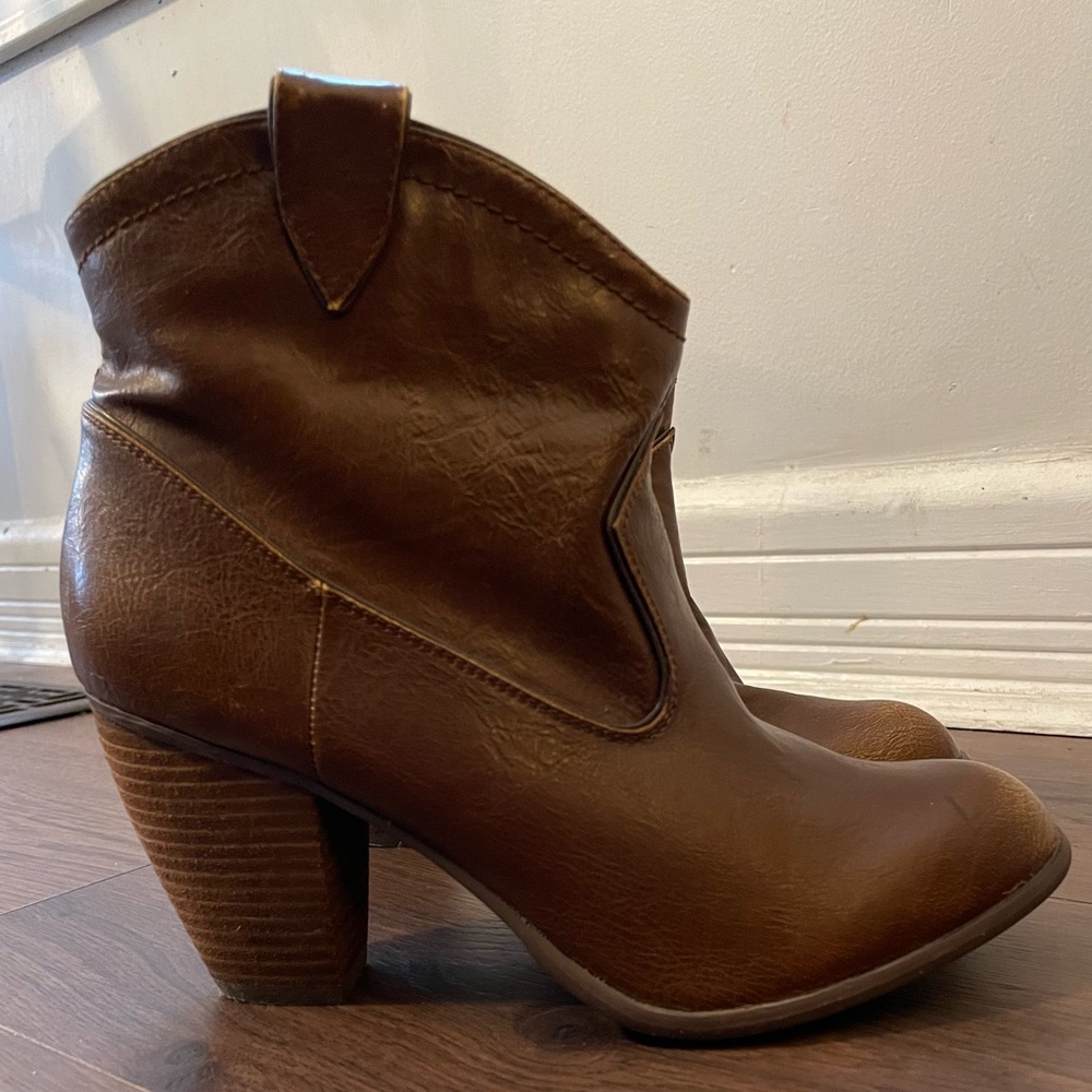 NOT RATED. HEELED ANKLE BOOTIES! SIZE 9